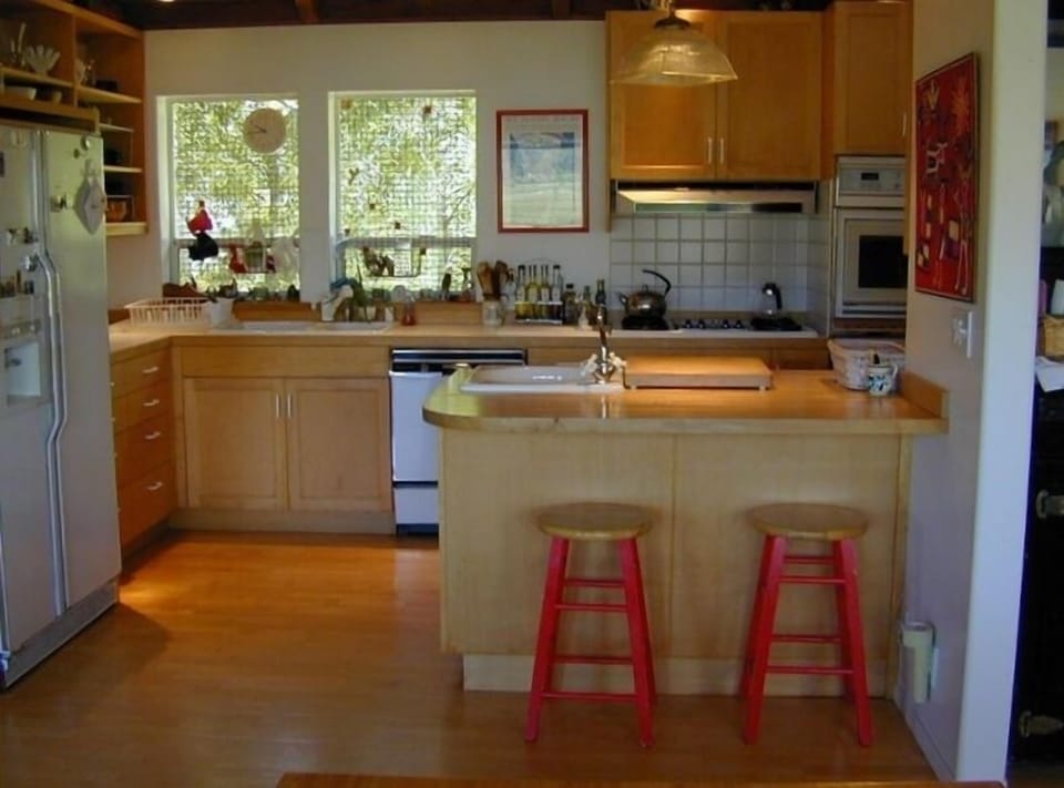 Fully equiped kitchen, gas stove, and appliances for real family cooking