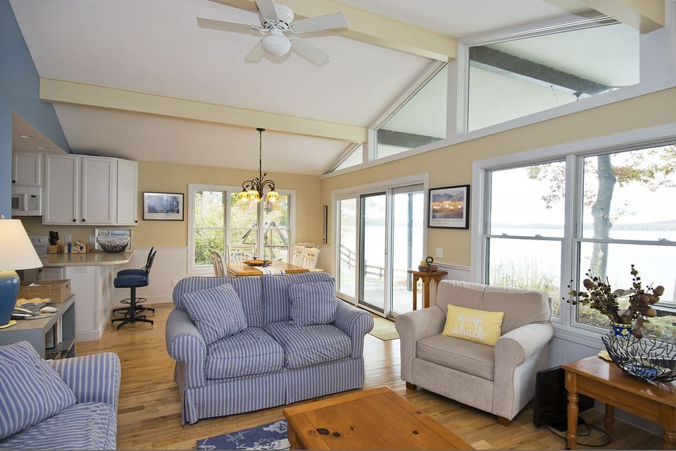  Comfortable living room looking out over Little Glen Lake 