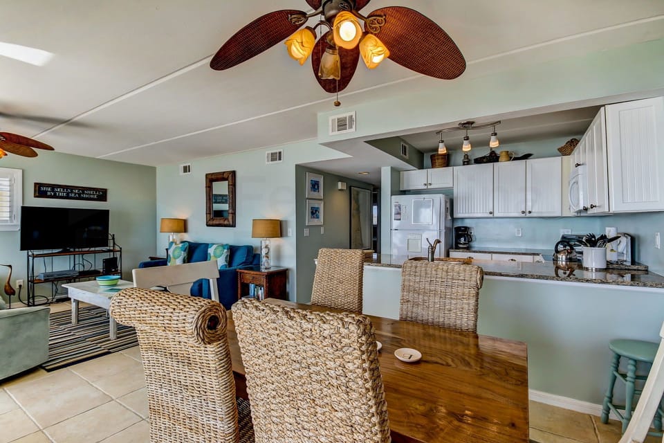 Dining Area w/ Kitchen