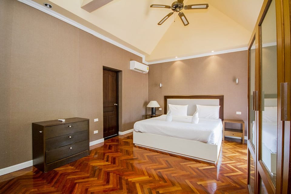 10  BR Pratamnak villa with pool