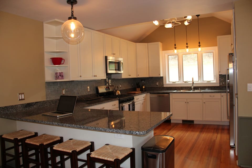 Kitchen - second oven located in peninsula.