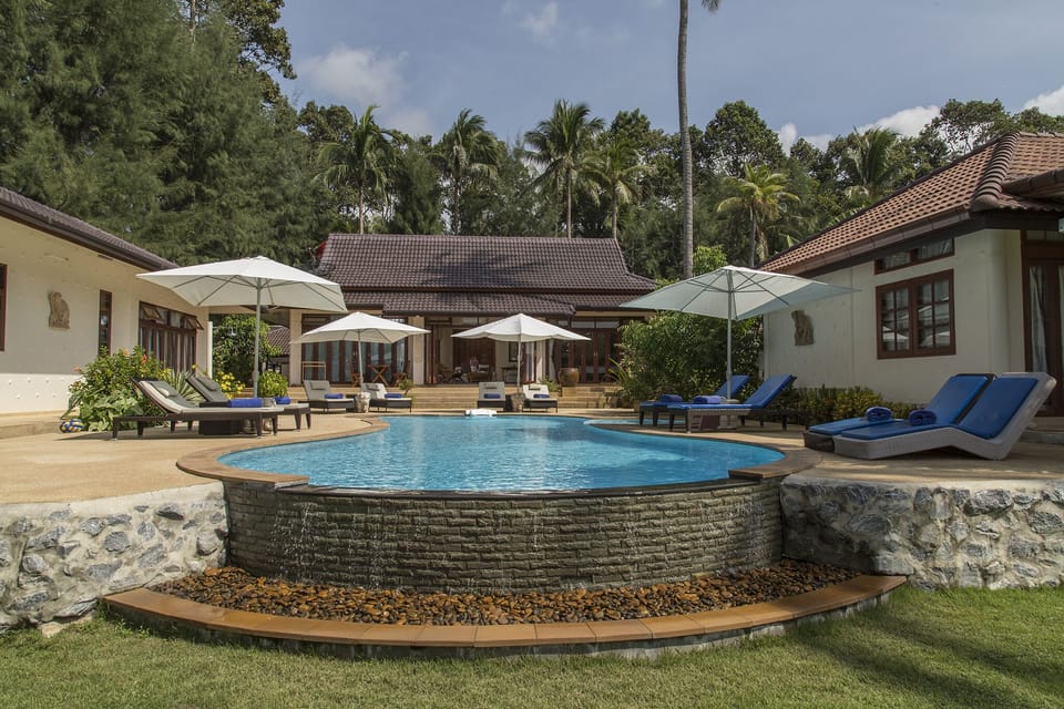 Amazing Beachfront 4BRM Villa with pool