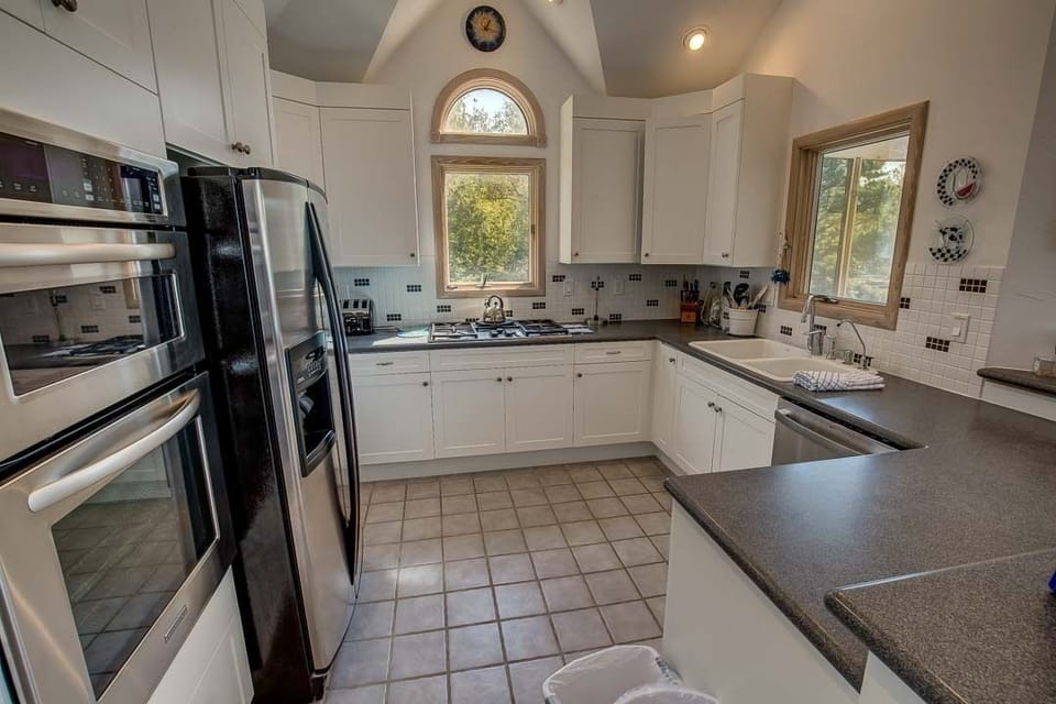 Top-Level Kitchen with Bar (seats 4)