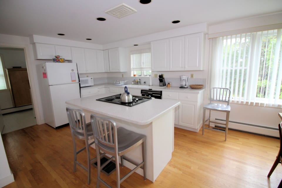 Kitchen with breakfast bar