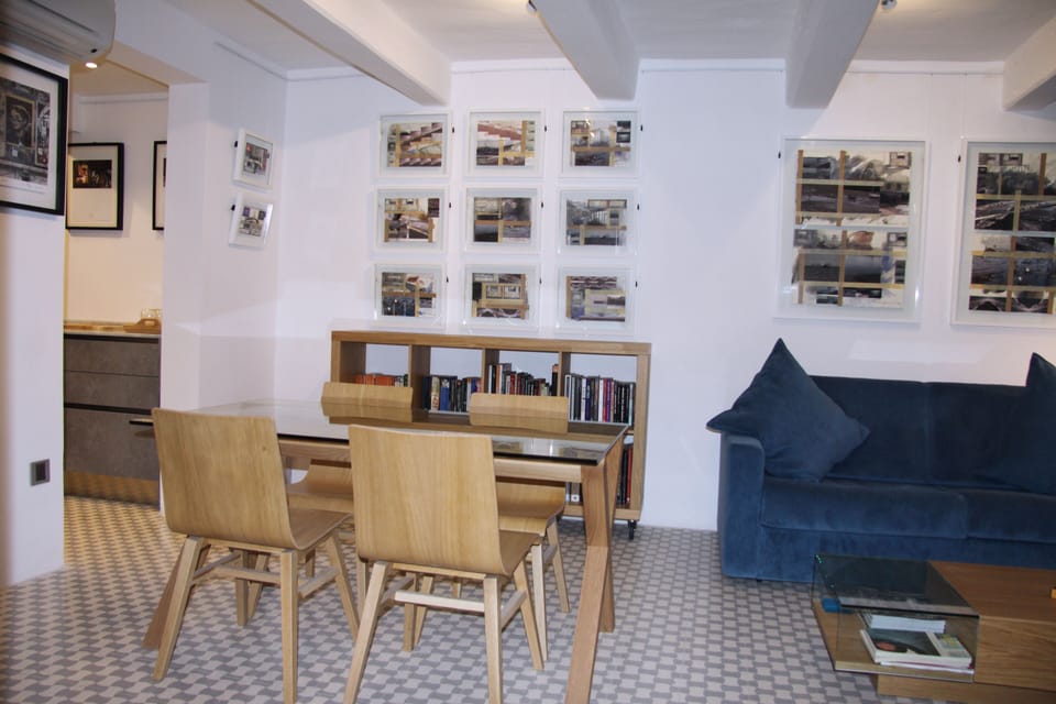 gallery suite, dining living area