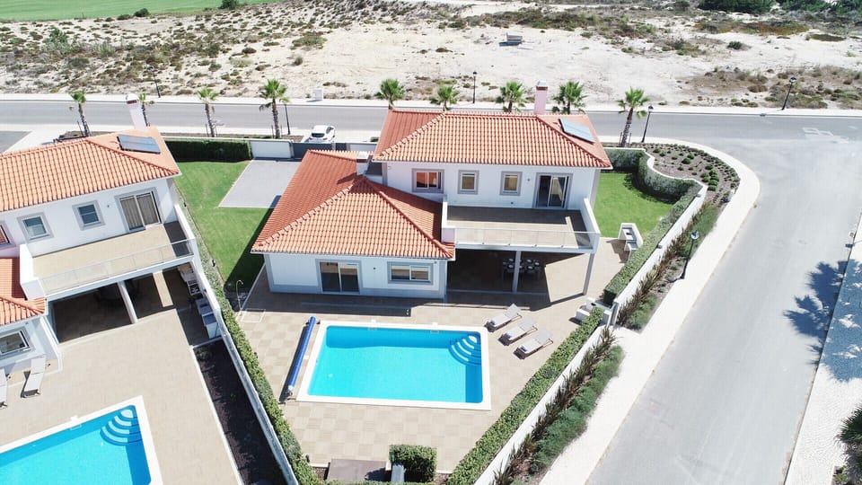 Villa located in a surrounding area, with garden and swimming pool.