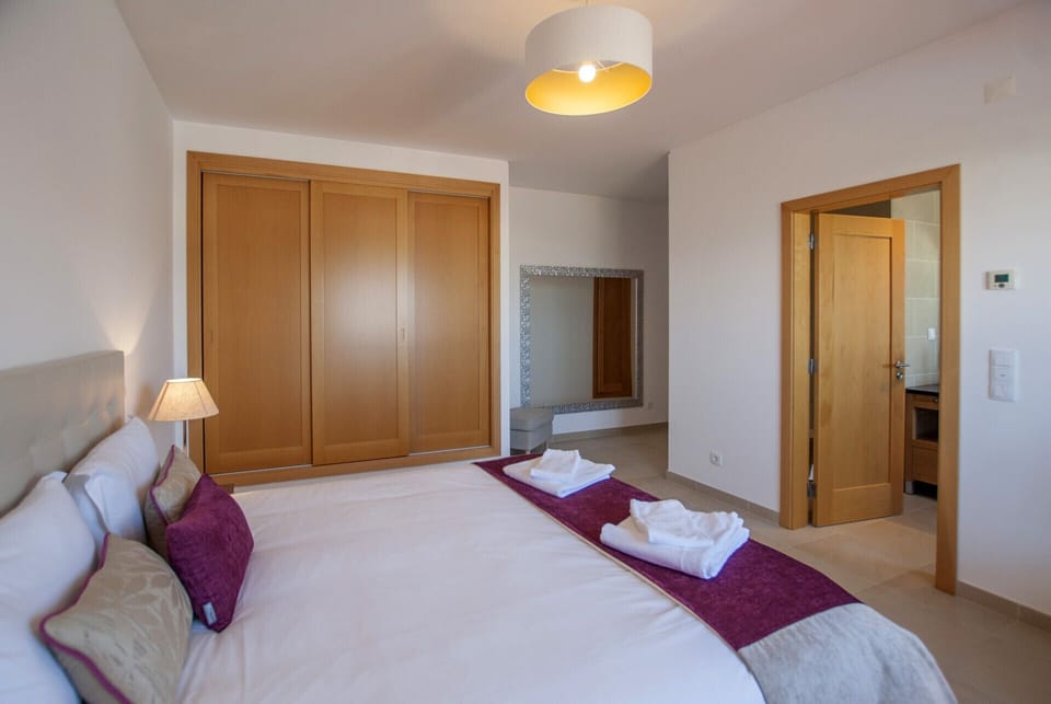 Spacious master bedroom with wooden wardrobes — Villa del Rey III, luxury holiday villa in Óbidos