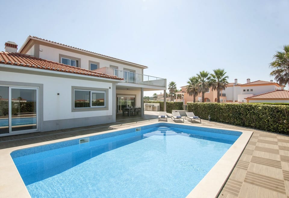 Private pool and sun terrace with loungers — Villa del Rey III, holiday villa in Óbidos