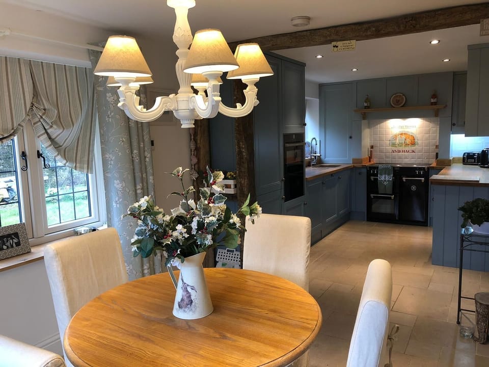 breakfast room kitchen