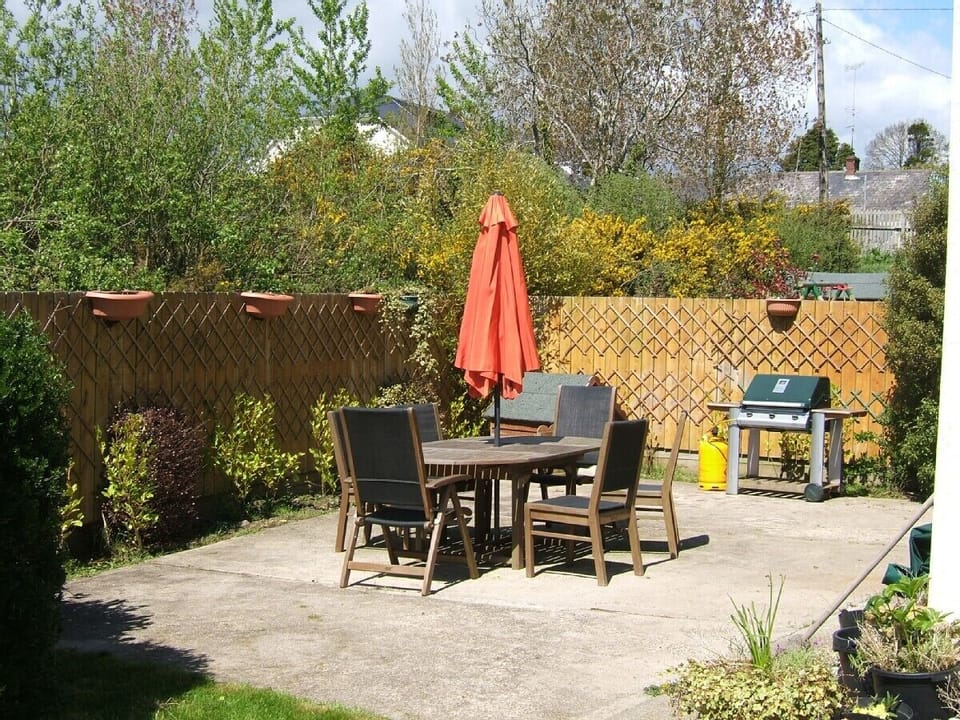 Fully enclosed yard/patio with BBQ, picnic area