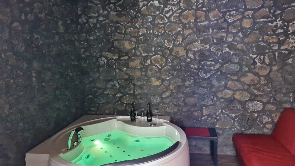 Indoor spa tub