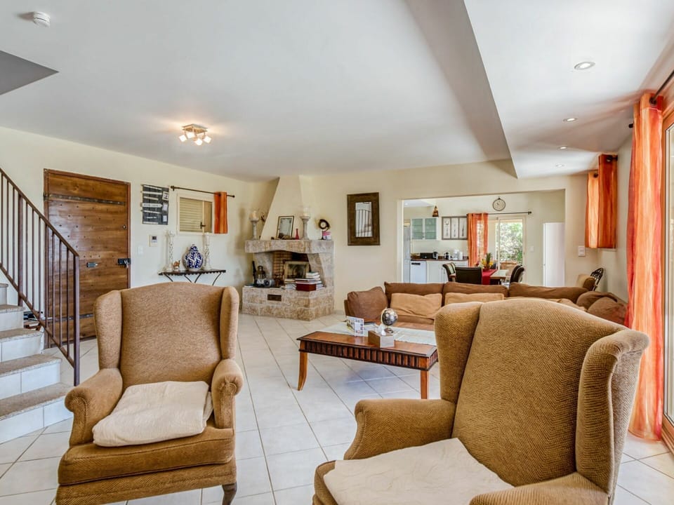 Room, Living Room, Property, Furniture, Interior Design, Ceiling, Building, Home, House, Real Estate