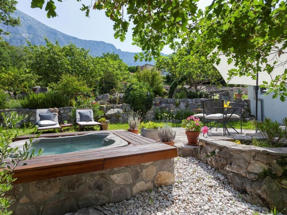 Outdoor spa tub