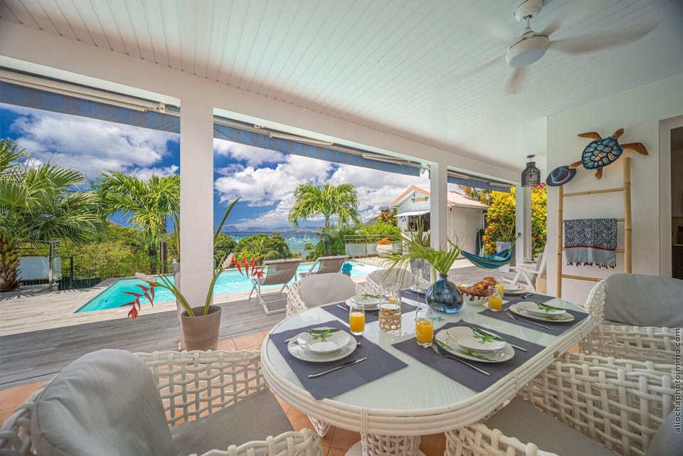 Renting Villa Sunset is the guarantee of a dream stay in Martinique. Enjoy its swimming pool and its vast terrace facing the sea.