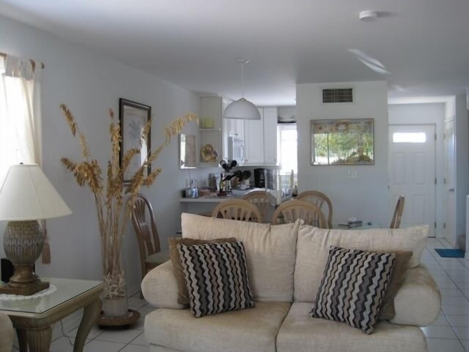 looking from the patio door towards the kitchen and breakfast bar