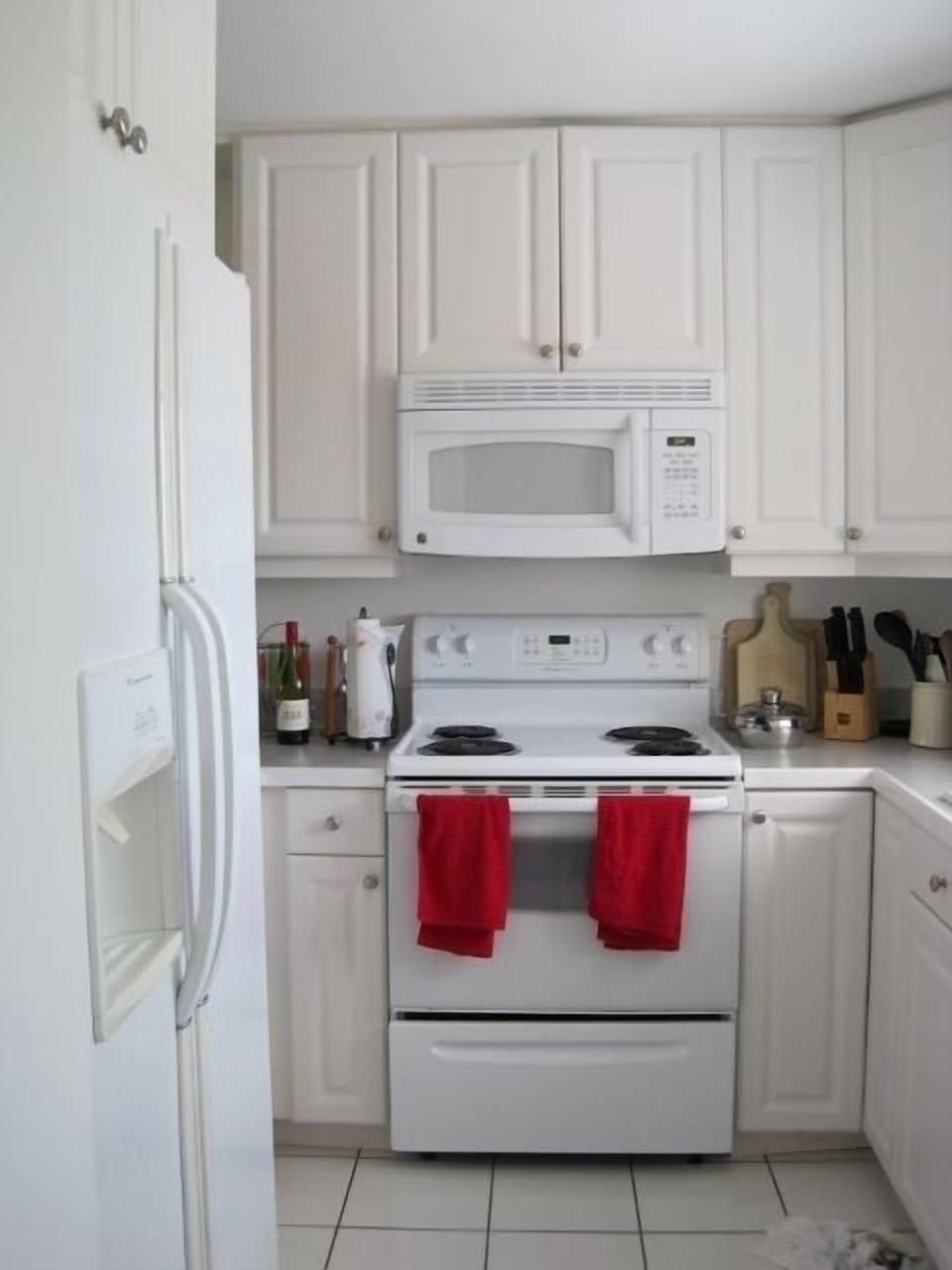 kitchen with cooker,fridge freezer,dishwasher and washer/dryer behind me.