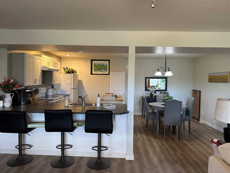 spacious kitchen, Breakfast bar, dining area