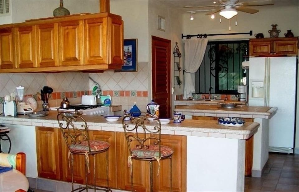 Kitchen with center island, dishwasher, very well equipped