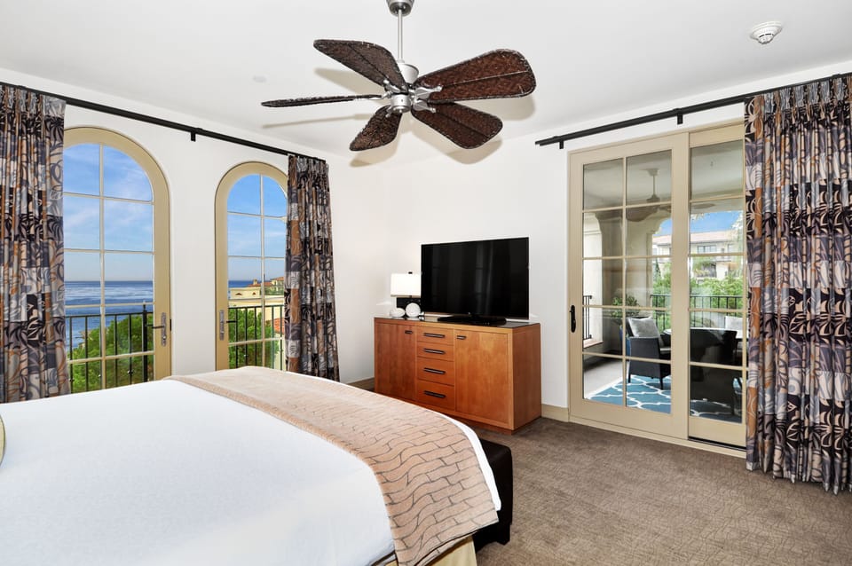 Oceanfront View Spacious Master Bedroom with sitting area, HDTV, Adjoing Lanai