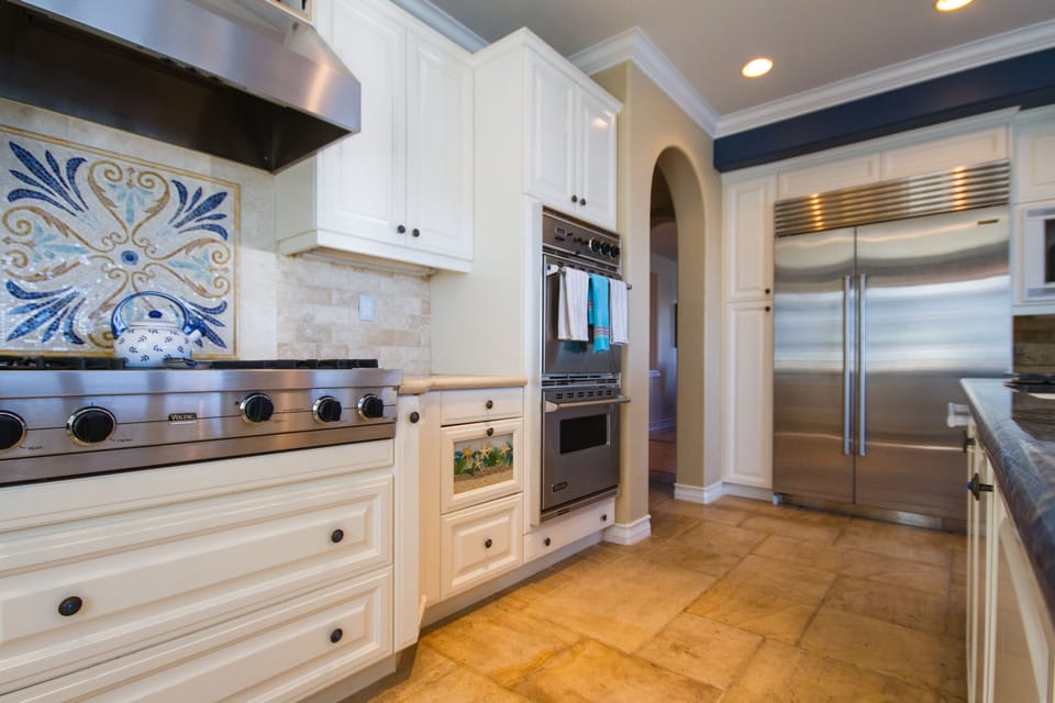 Kitchen has been remodeled. Updated pictures will be published when available 