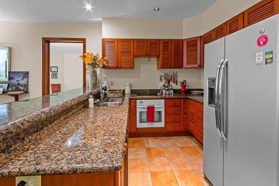 Kitchen is fully equipped with small and large appliances and breakfast counter