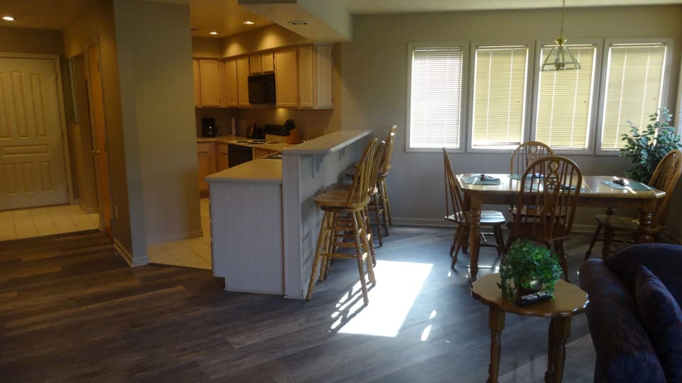 breakfast bar and dining area