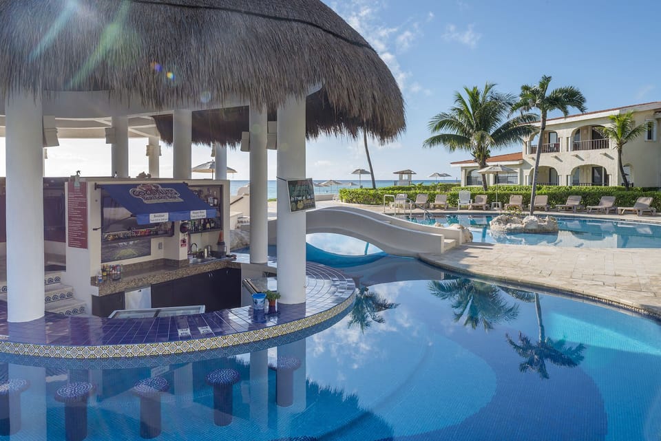 Swim up pool bar 