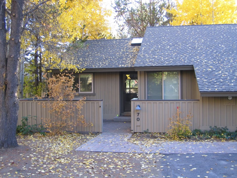 Front entrance of Quelah 70 with enclosed patio