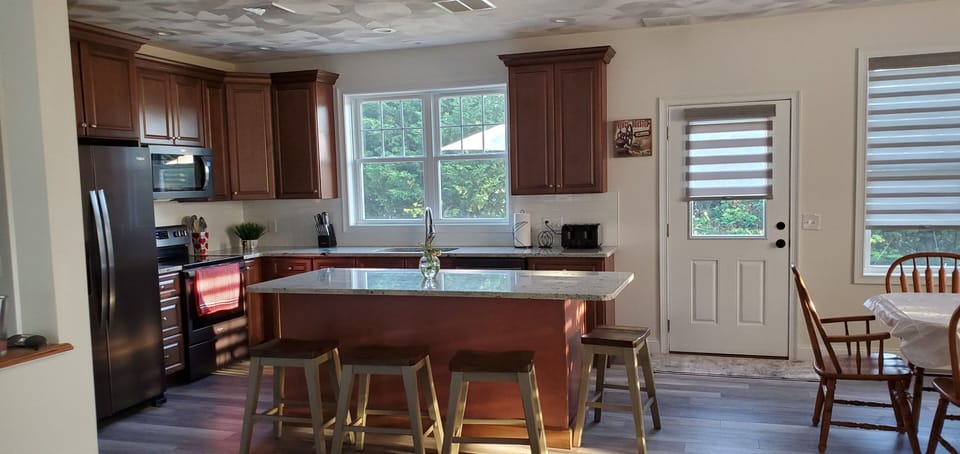 Kitchen/Counter has 5 stools