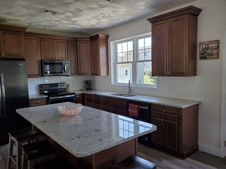 Kitchen, Microwave, Stove, Dishwasher, Fridge