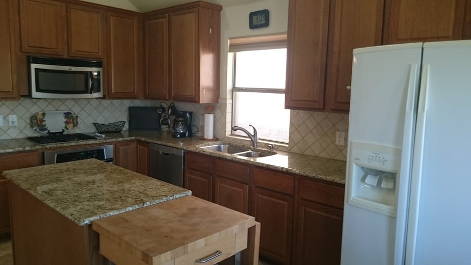 Granite counter tops and plenty of counter space!