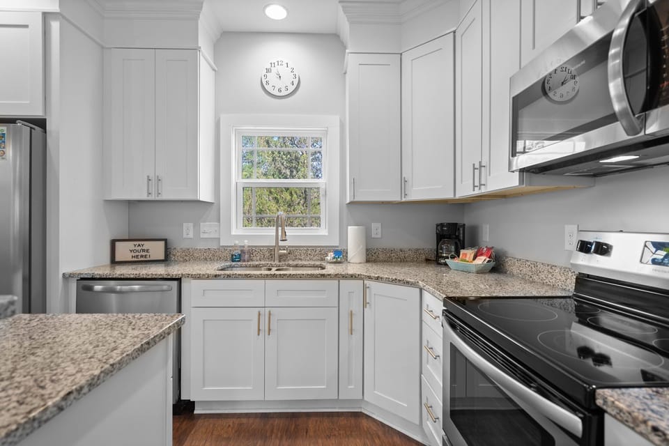 Fully-equipped kitchen with cookware for all meals. 