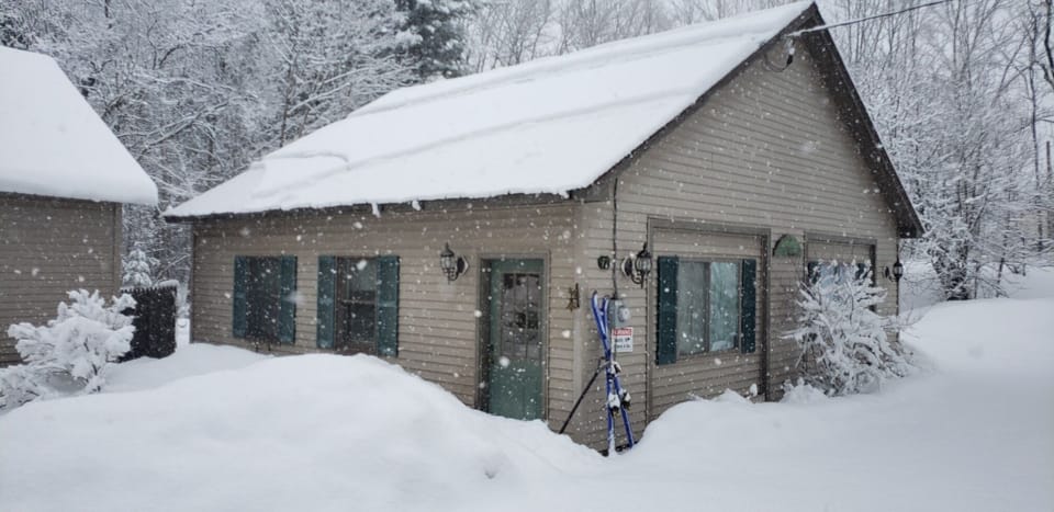 outside view of cottage in Winter. Close to ski areas
