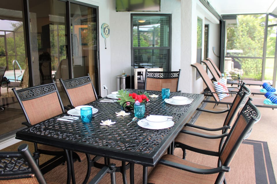 poolside eating area