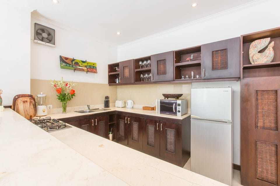 2Bed Villa 350meters to KuDeTa,Seminyak;