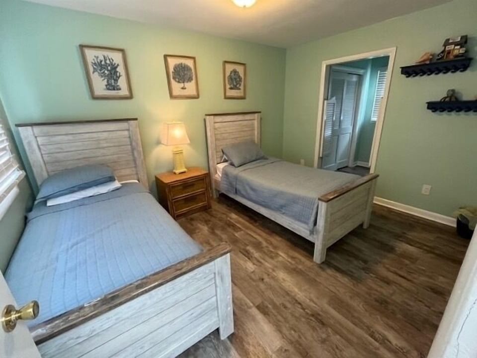 3rd floor bedroom with 2 twin beds
