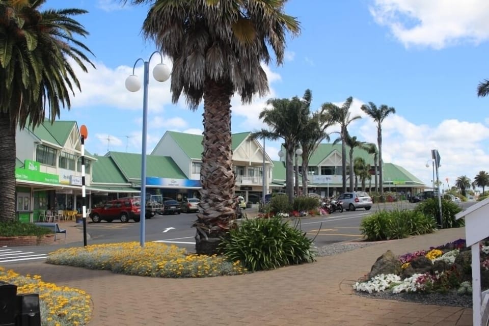 2 mins walk up to Manly Village shops