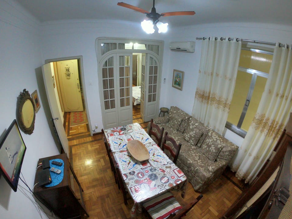 Sala de estar com TV a cabo 