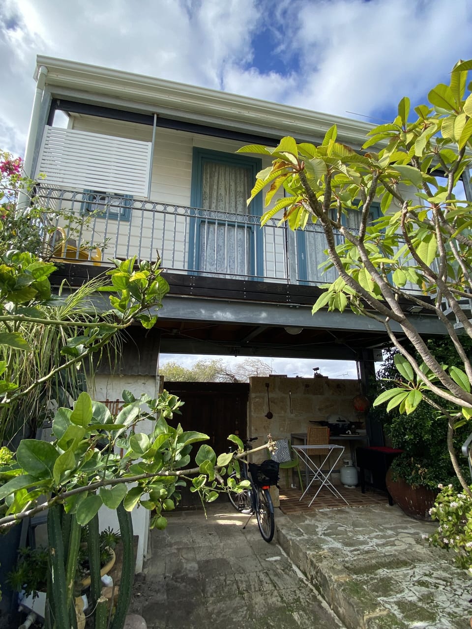 Private, self-contained. Brilliant studio for your seaside enjoyment - bbq below