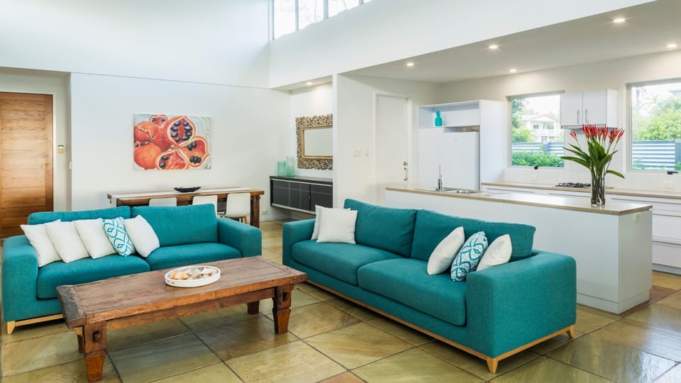 Lounge and Dining for 6 