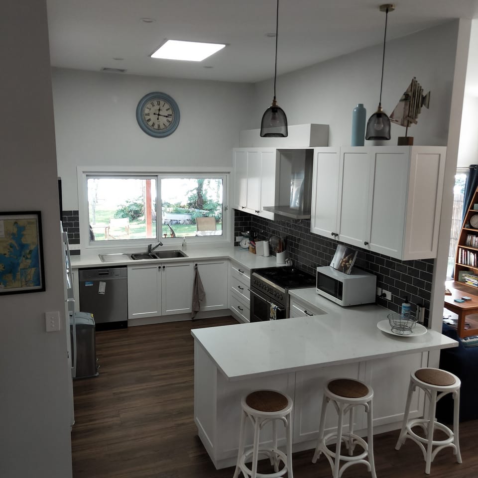 Kitchen with breakfast bar