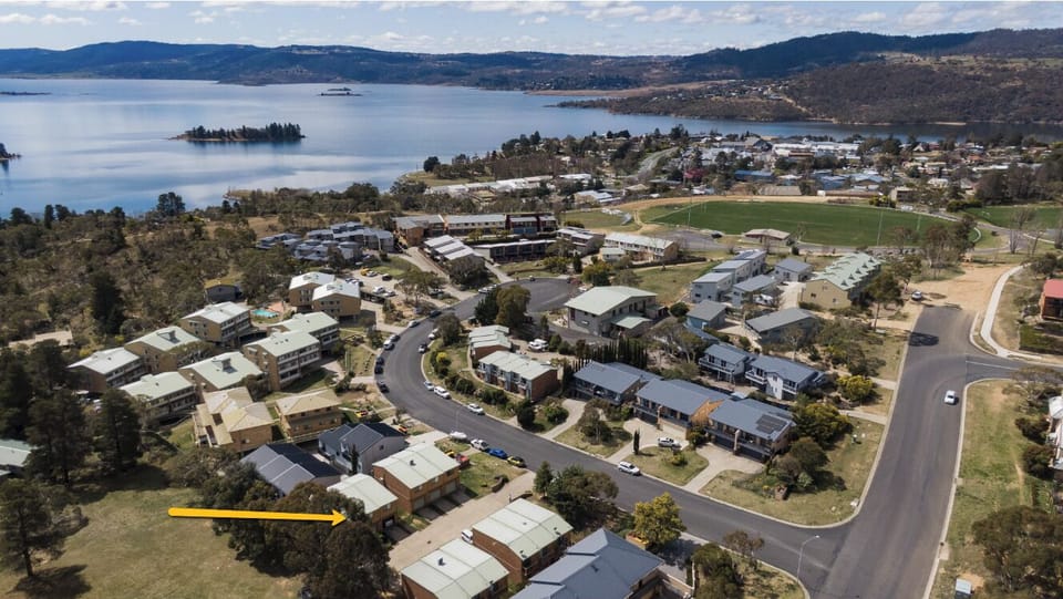 Lake Jindabyne with East Jindabyne in the background