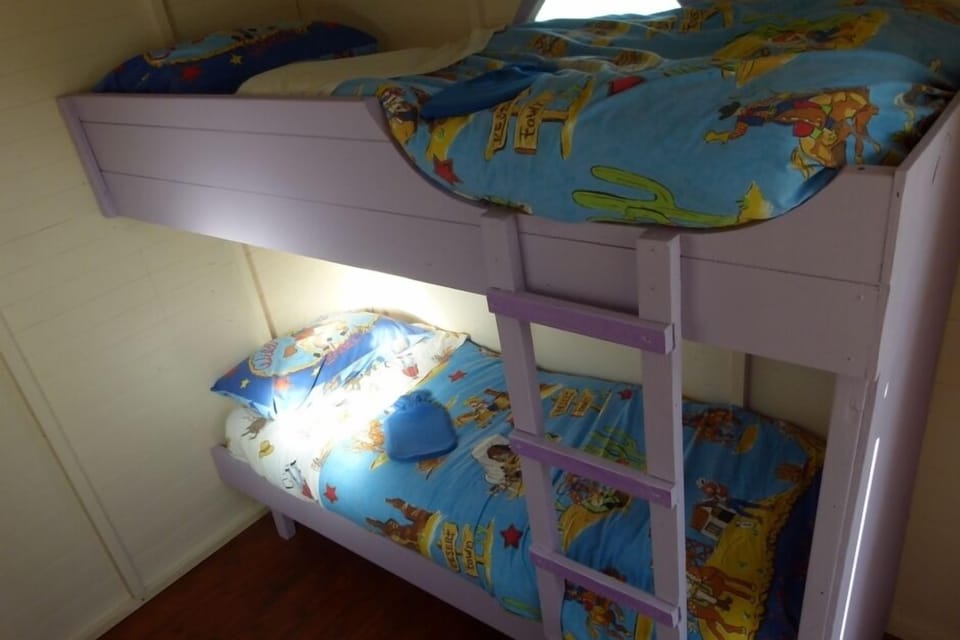 Sleep-out - 2 x bunk beds
