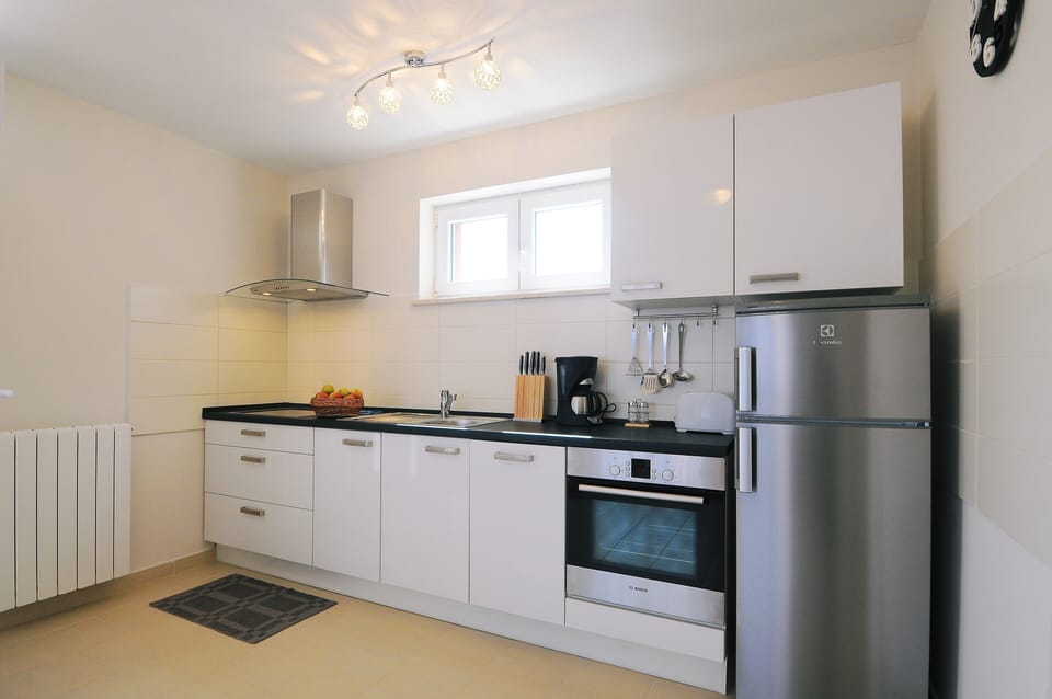 Kitchen No.2.
