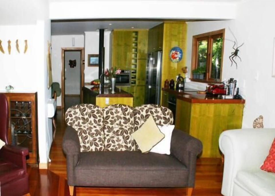 Rata Lounge to kitchen