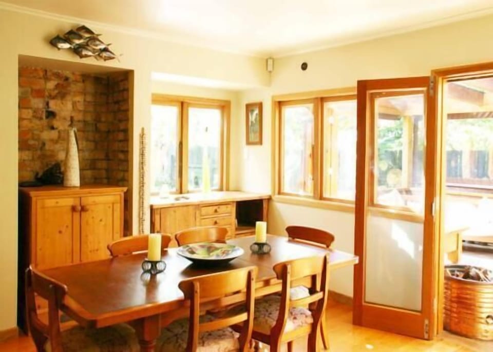Rata Cottage Dining