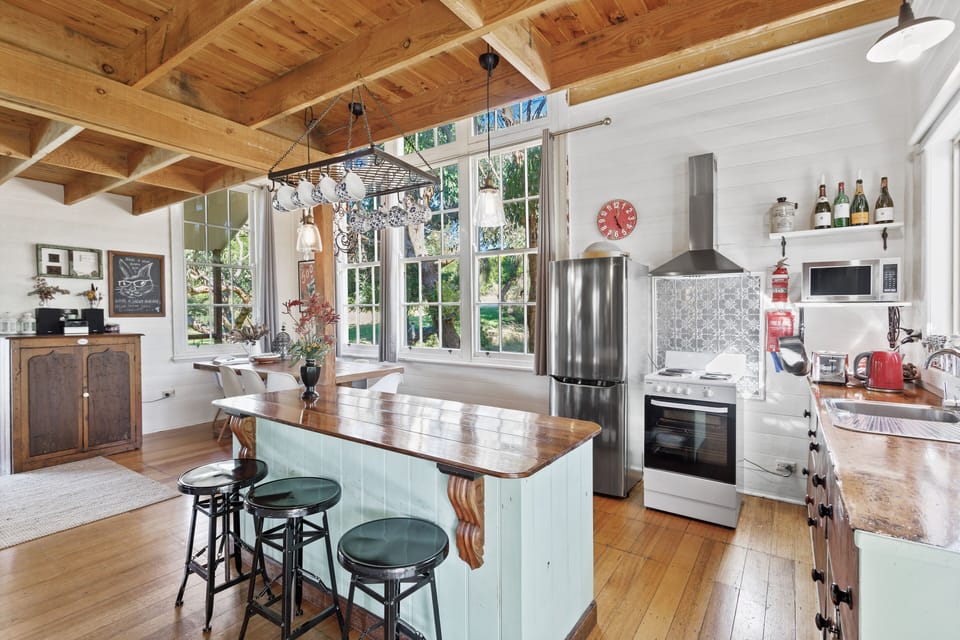 Kitchen with breakfast bar