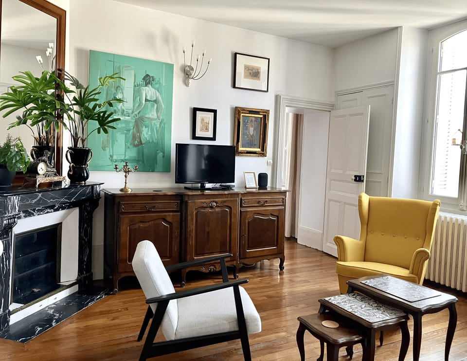 TV with streaming apps and French TV stations