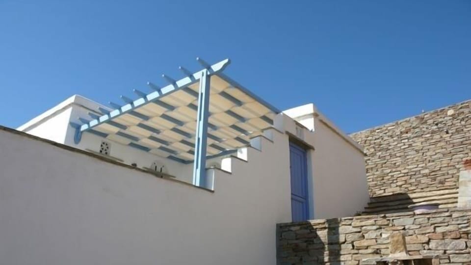 left side with an upper terrace