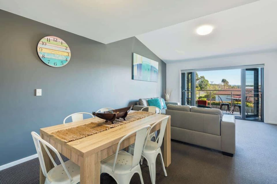 Combined lounge and dining room in 'Summercloud' Huskisson holiday accommodation at Nautilus Jervis Bay self-contained Apartments.